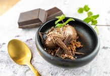 Mousse Au Chocolat – dunkles cremiges Schokoladenmousse Mousse au choclat - www.chefsstuff.de